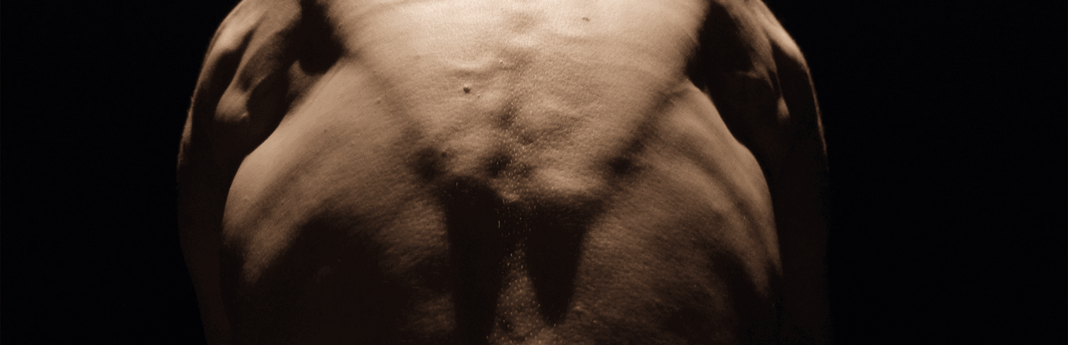 Photo de dos de l'artiste dos nu.