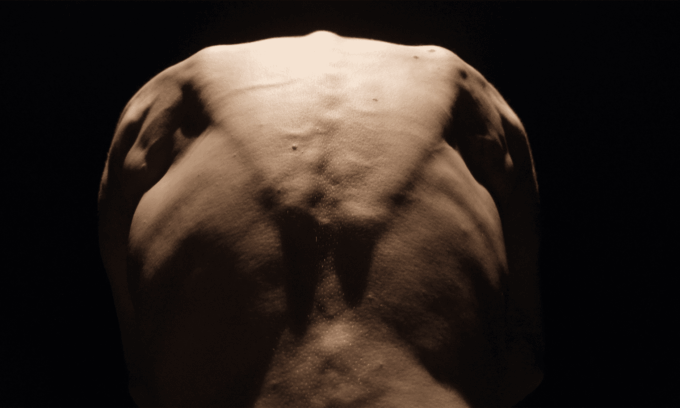 Photo de dos de l'artiste dos nu.