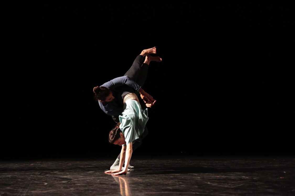 Saïdo Lehlouh et Johanna Faye en mouvement sur scène.