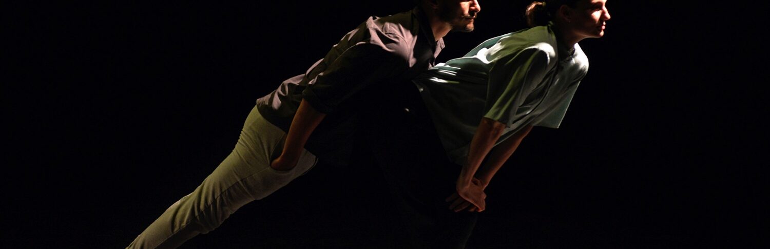 Saïdo Lehlouh et Johanna Faye en mouvement sur scène.