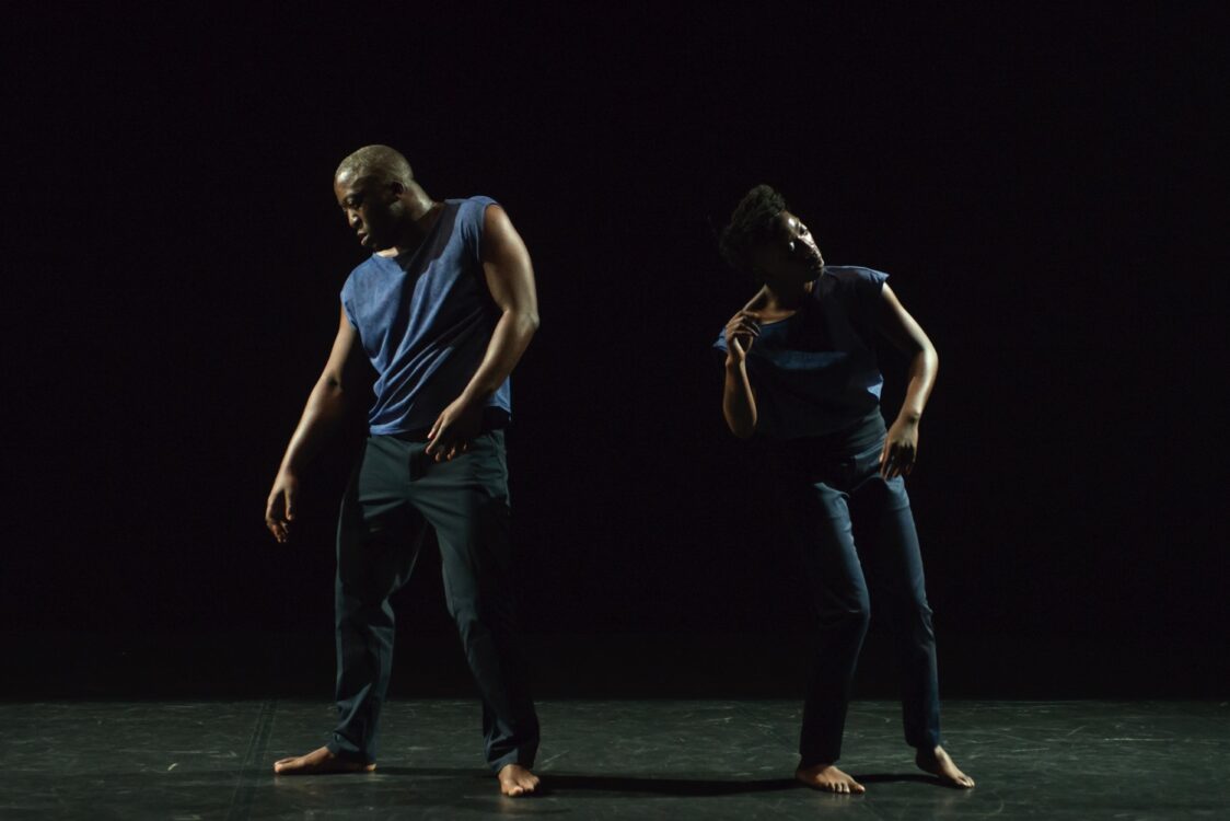 Photo des artistes Linda et Mike Hayford en mouvement.