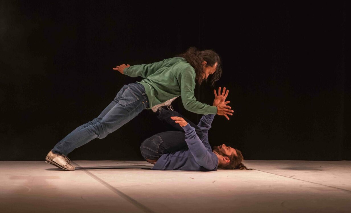 Photo des deux artistes en mouvement.