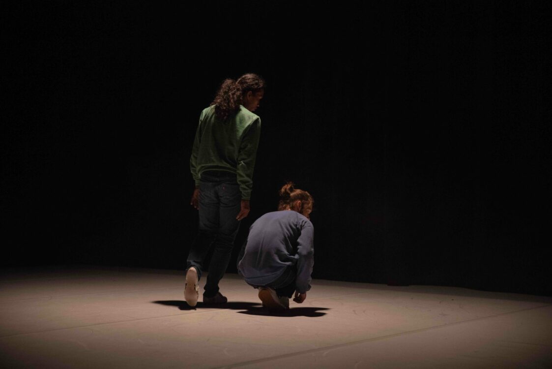 Photo des deux artistes en mouvement.