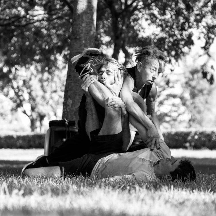 Photo en noir et blanc des artistes en mouvement.