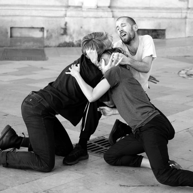 Photo en noir et blanc des artistes en mouvement.
