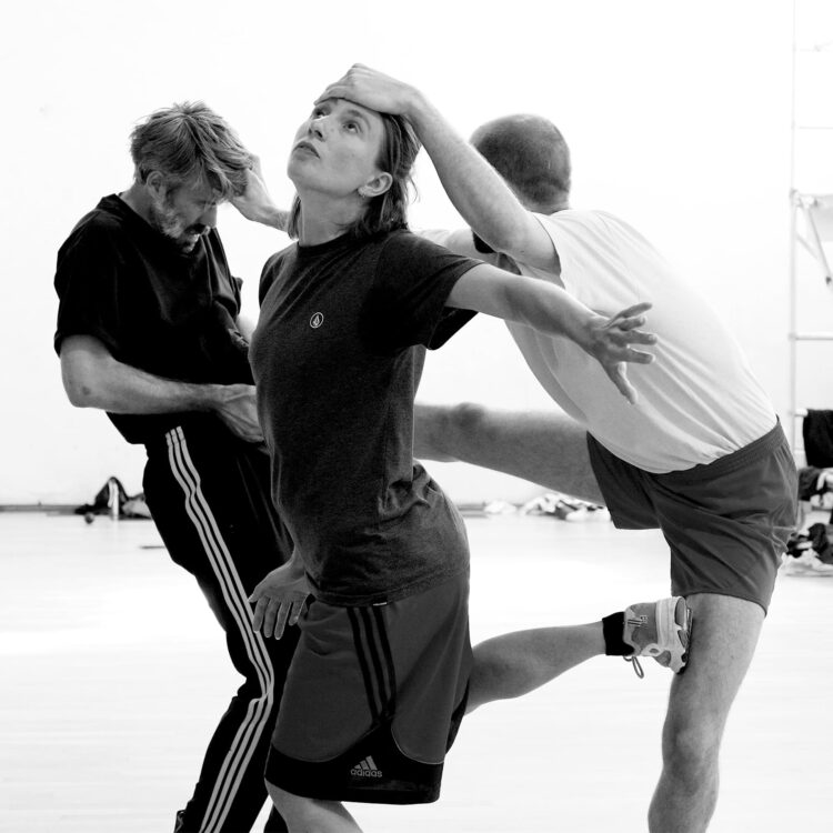 Photo en noir et blanc des artistes en mouvement.