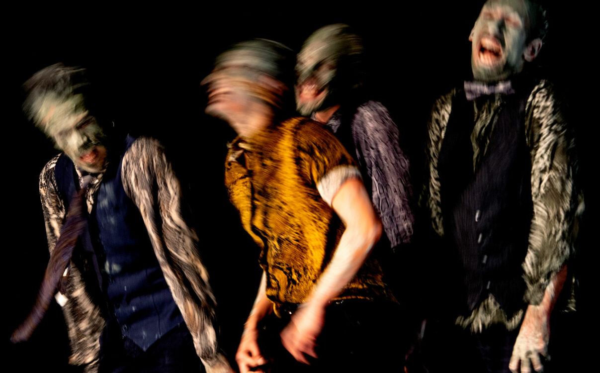 Photo des artistes en mouvement sur scène.