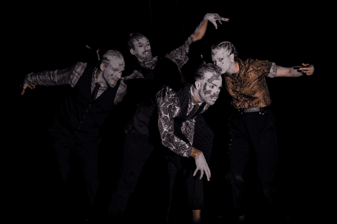 Photo des artistes en mouvement sur scène.