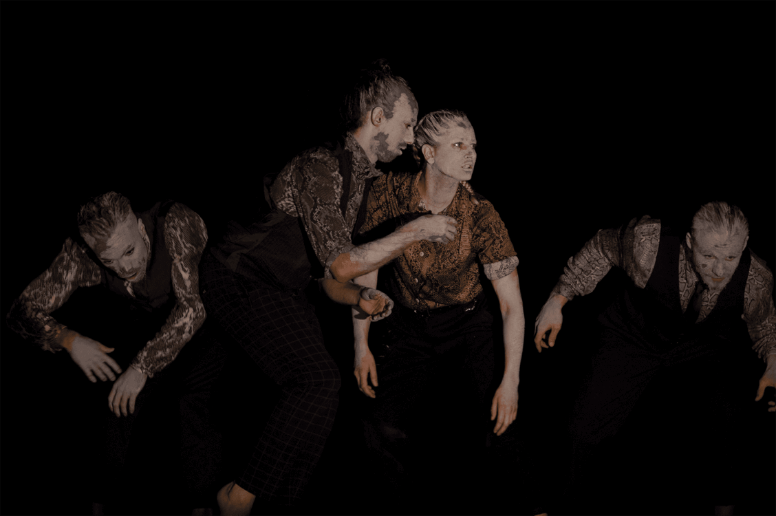 Photo des artistes en mouvement sur scène.