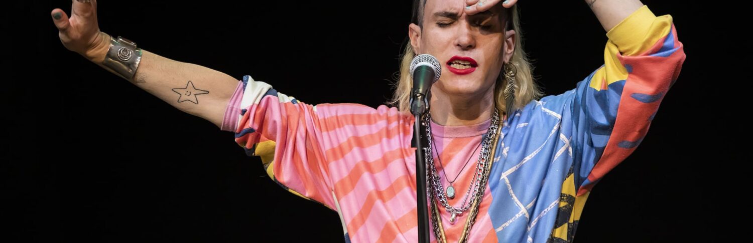 Photographie de l'artiste en pleine performance.