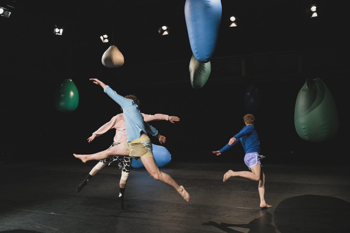 Photographie des trois danseurs avec un fond dessin 2D