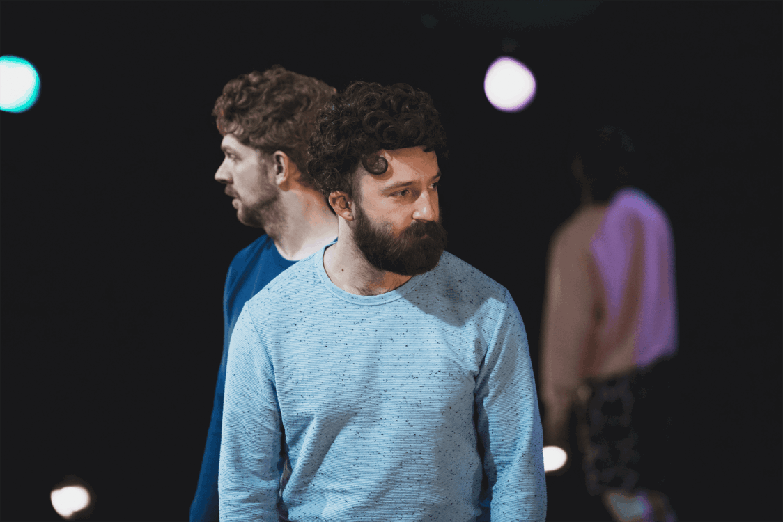 Photographie de deux danseurs sur scènes.