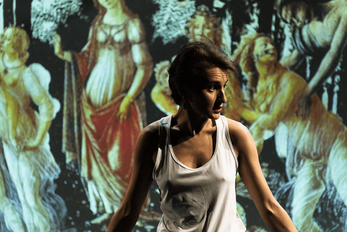 Photo d'une des performeureuse sur scène.