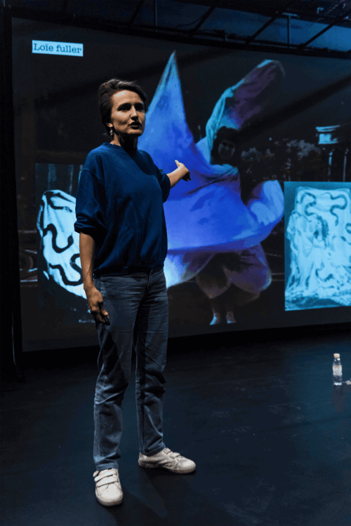 Photo d'une des performeureuse sur scène.