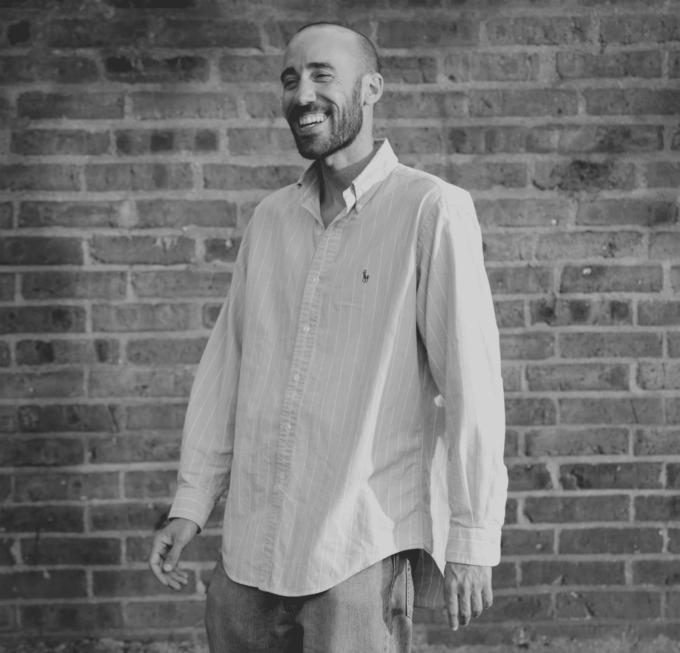 Portrait en noir et blanc de l'artiste Raphaël Stora.