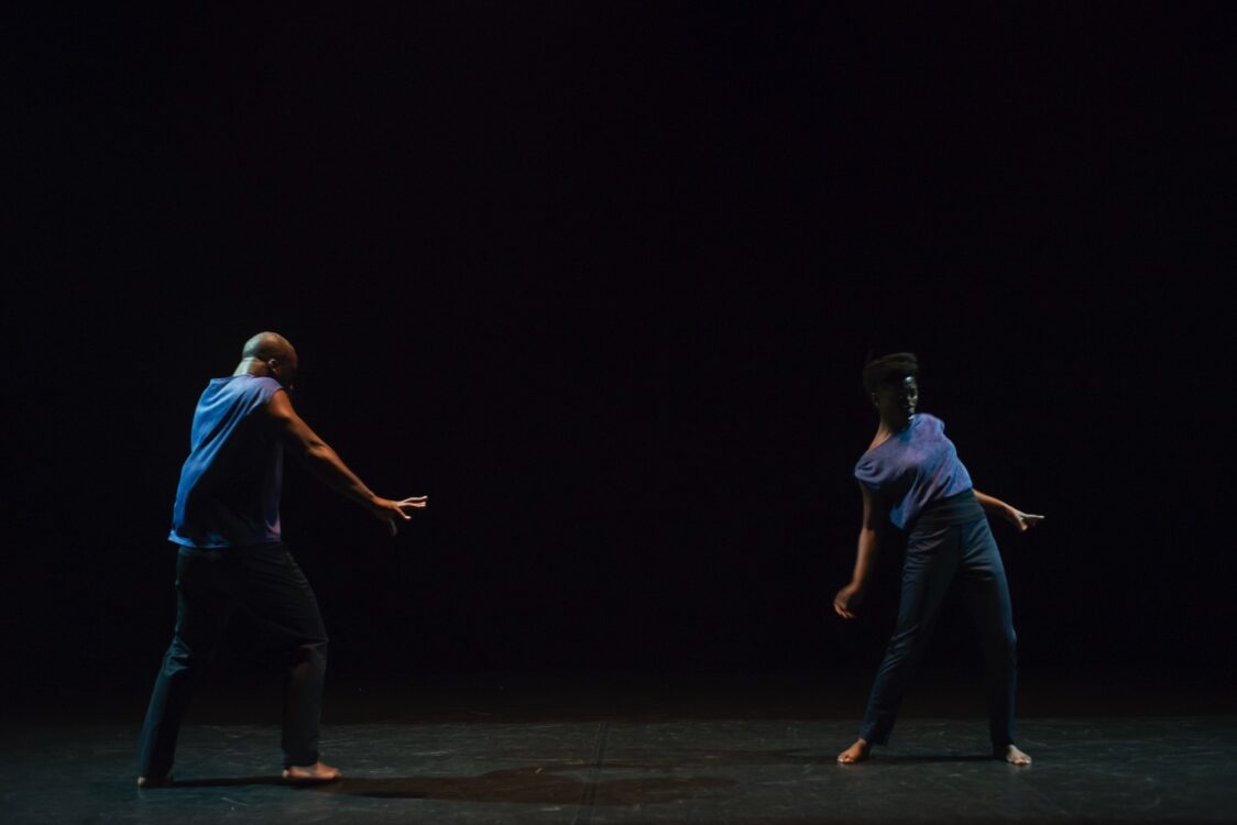 Danseur.se en mouvement sur fond noir