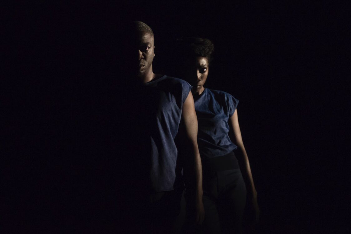 Danseur.se en mouvement sur fond noir