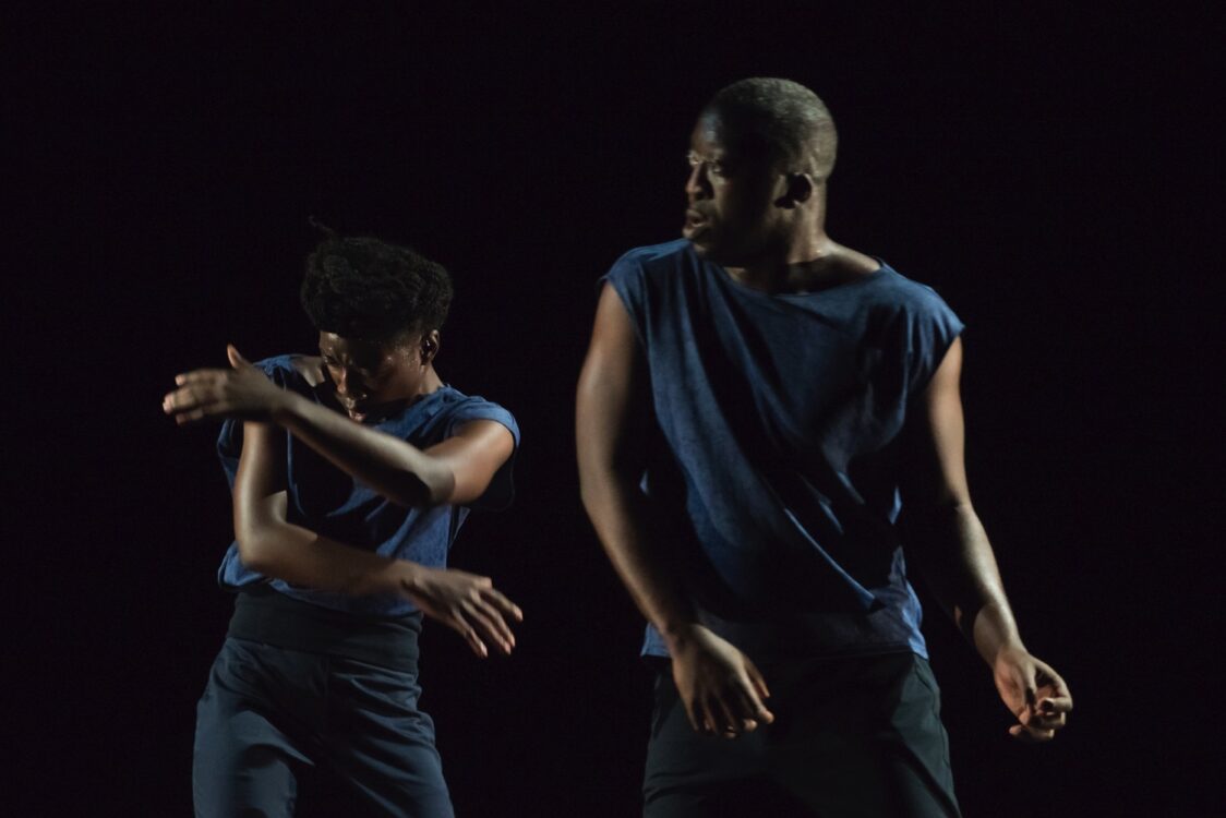 Danseur.se en mouvement sur fond noir