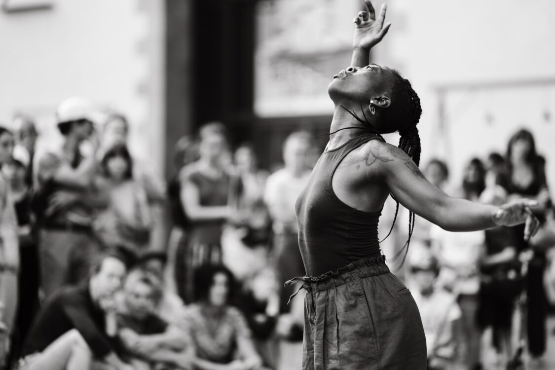 Photo en noir et blanc. Linda dansant au centre.