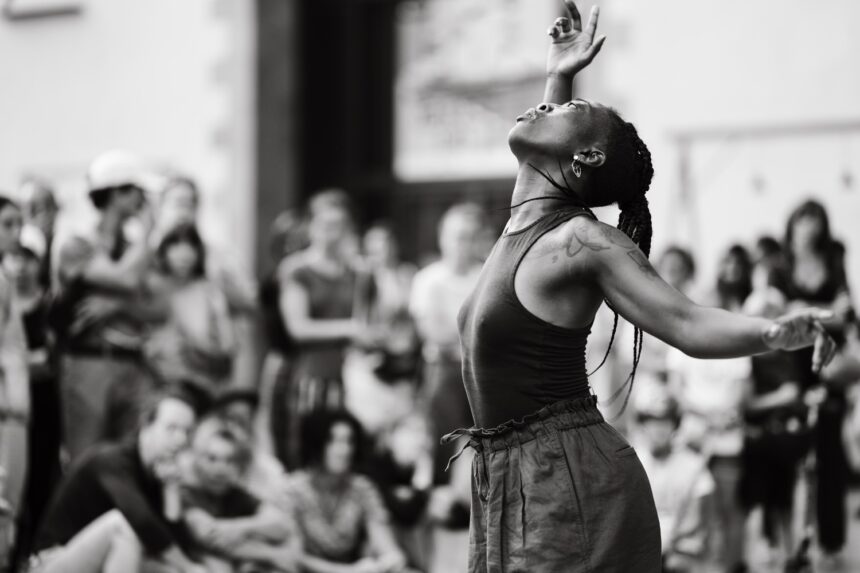 Photo en noir et blanc. Linda dansant au centre.