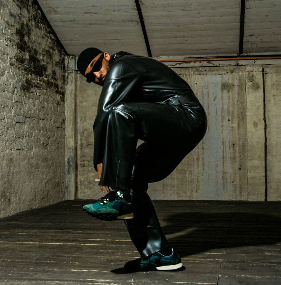 Photo portrait de Karim Khouader en mouvement.