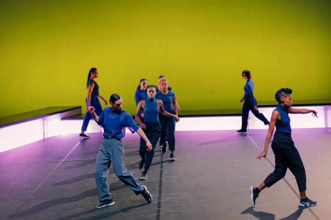 Danseuses en mouvement, haut bleu avec un fond vert.