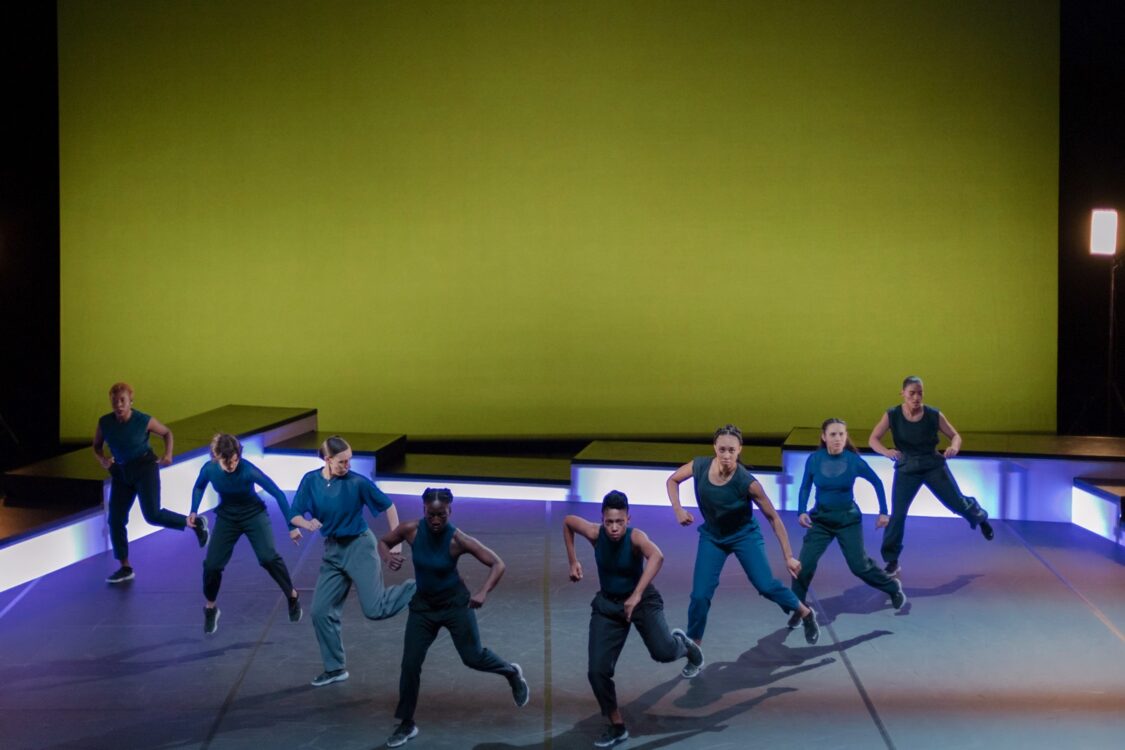 Danseuses en mouvement, haut bleu avec un fond vert.