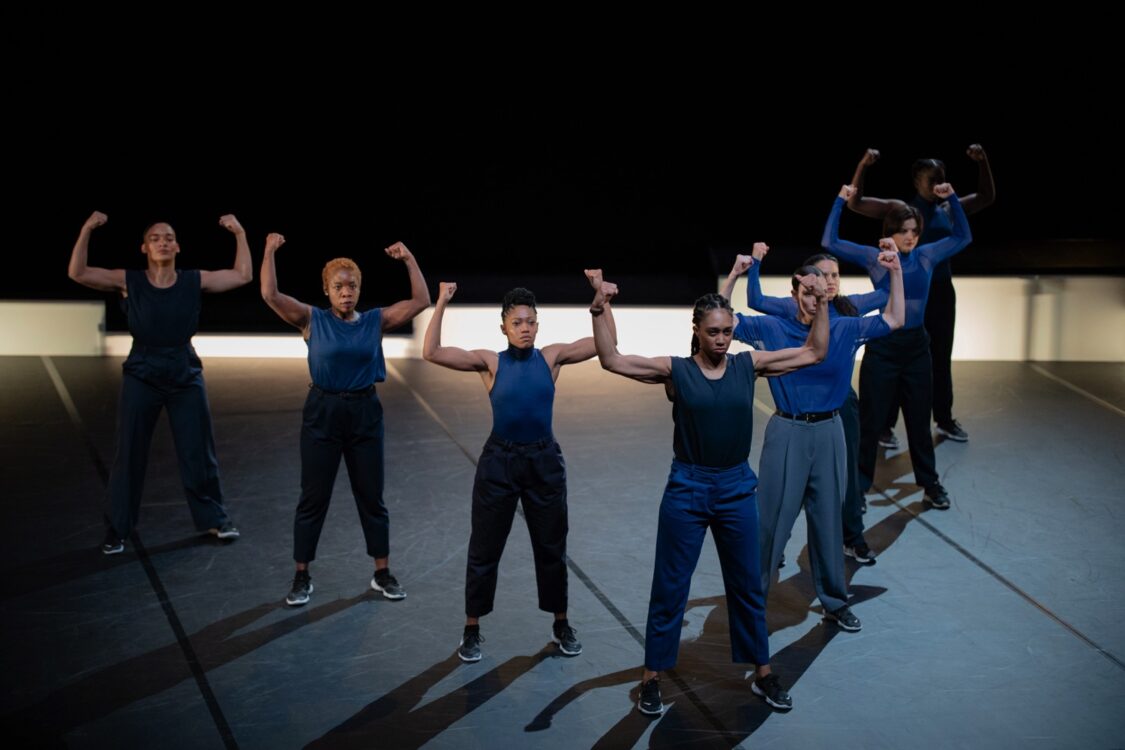 Danseuses en mouvement avec bras levés, haut bleu.