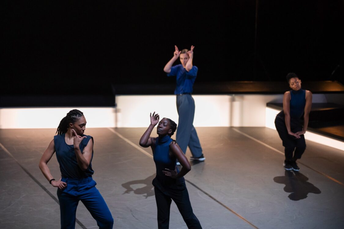 Danseuses en mouvement, haut bleu avec un fond noir..