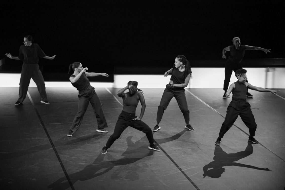 Photo en noir et blanc. Danseuses en mouvement.