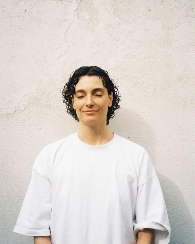 Photo portrait de l'artiste Allison Faye.