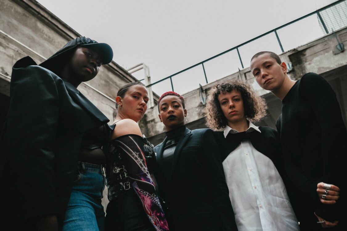 Photos en contreplongée des danseuses posant pour un photoshoot.