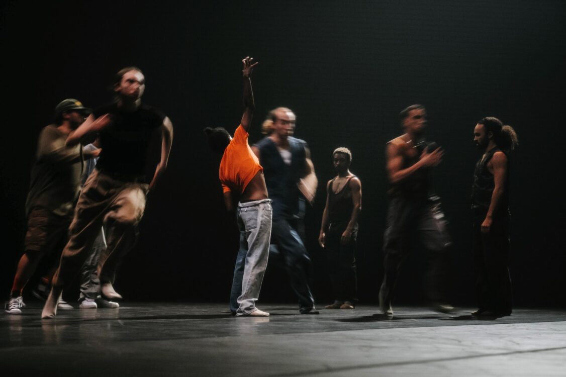 Danseurs en mouvement durant le spectacle Témoin.