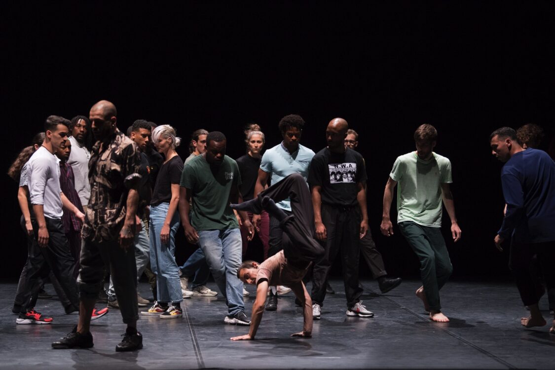 Danseurs en mouvement, fond noir. Pour le spectacle Apaches.