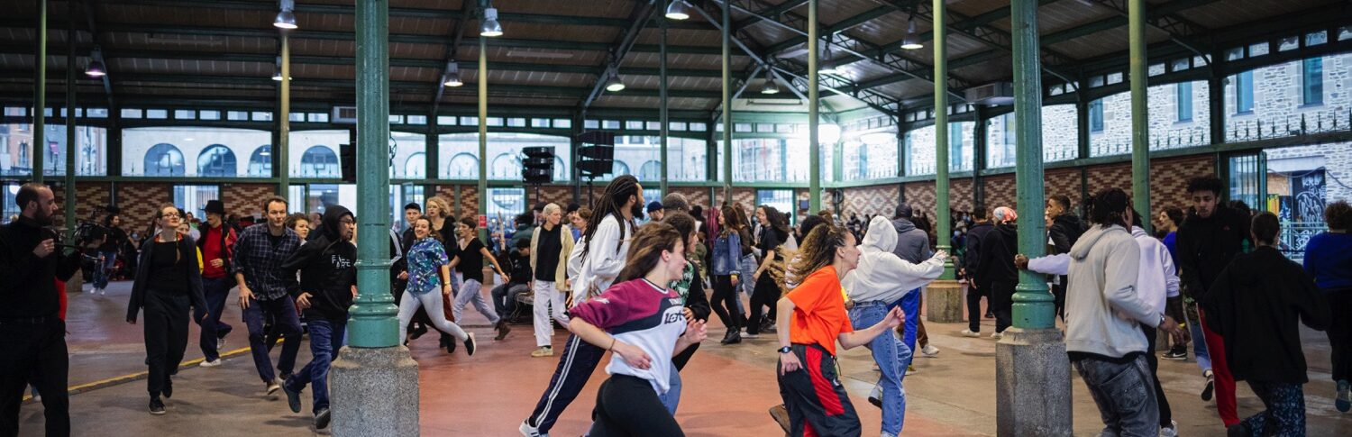 Danseurs en mouvement dans une cour intérieure pour le spectacle Apaches.