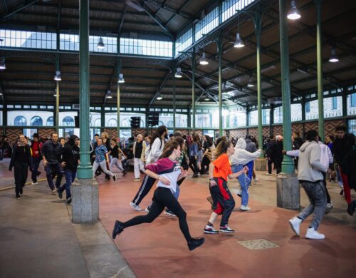 Danseurs en mouvement dans une cour intérieure pour le spectacle Apaches.
