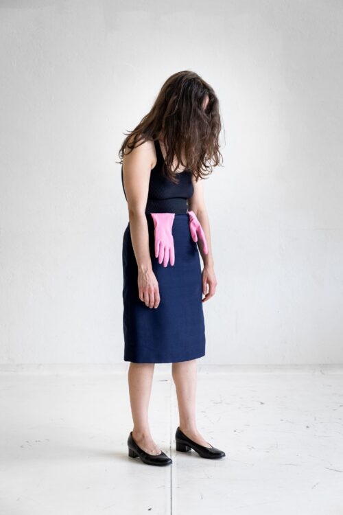 Danseuse tête baissée, tournée vers la droite.