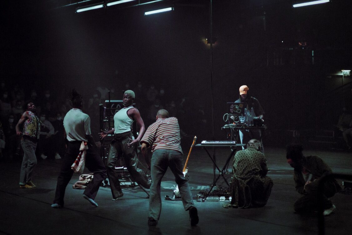 Danseurs en mouvement face à un musicien pour le spectacle Earthbound.