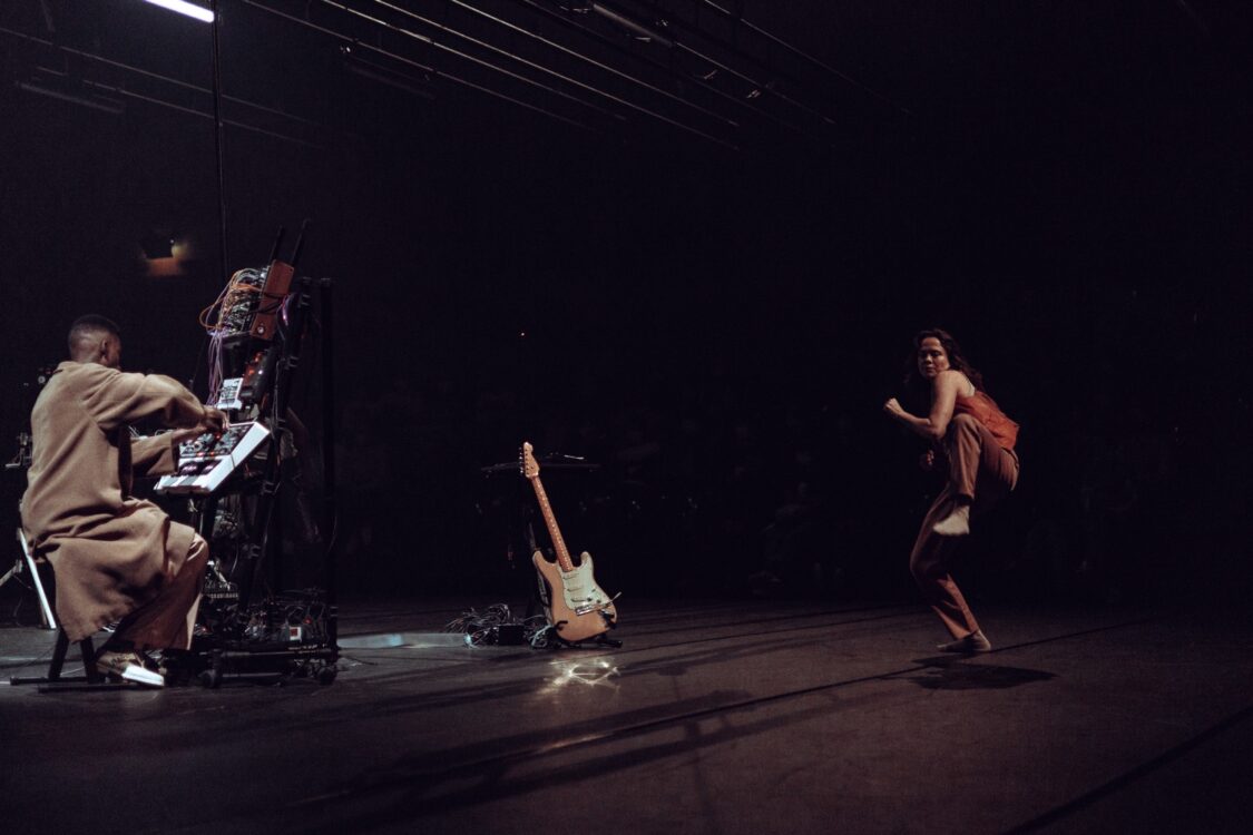 Danseuse en mouvement face à un musicien pour le spectacle Earthbound.