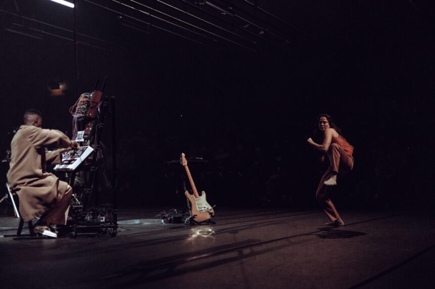Danseuse en mouvement face à un musicien pour le spectacle Earthbound.