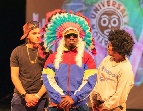 Trois acteurs face à la scène durant la représentation From Scratch