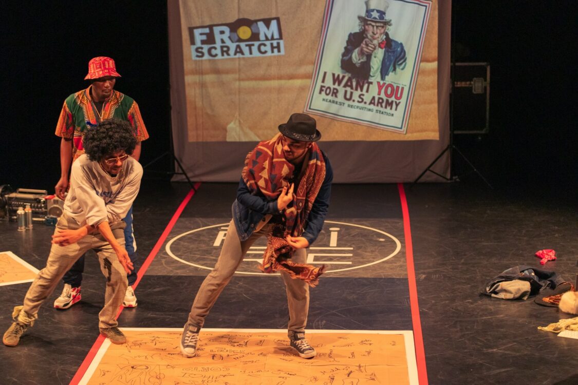 Danseurs en mouvement, décor terrain de basket pour le spectacle From Scratch.