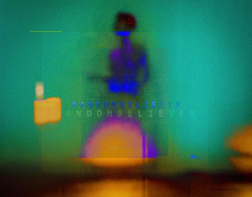 Poster du spectacle Random Believer. Fond vert avec une femme en bleu et un coucher de soleil en bas.