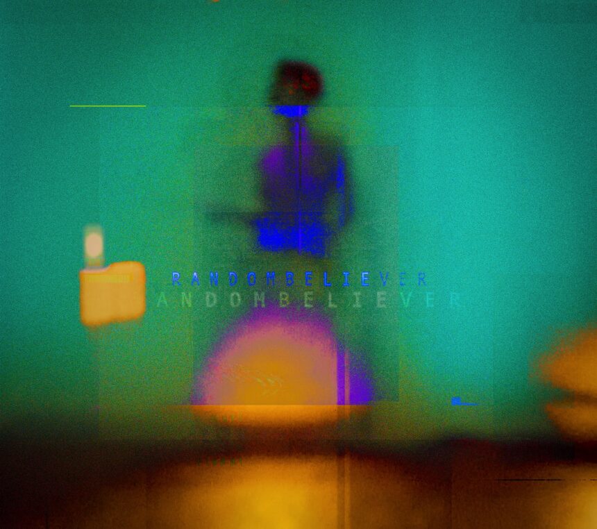 Poster du spectacle Random Believer. Fond vert avec une femme en bleu et un coucher de soleil en bas.