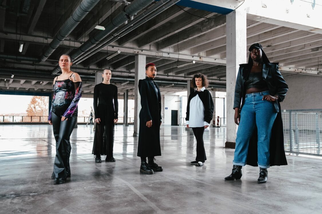 Photos des danseuses posant pour un photoshoot.