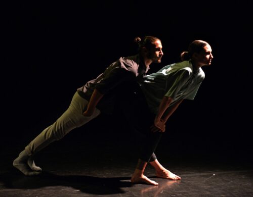 Deux danseurs en mouvement pour le spectacle Iskio.