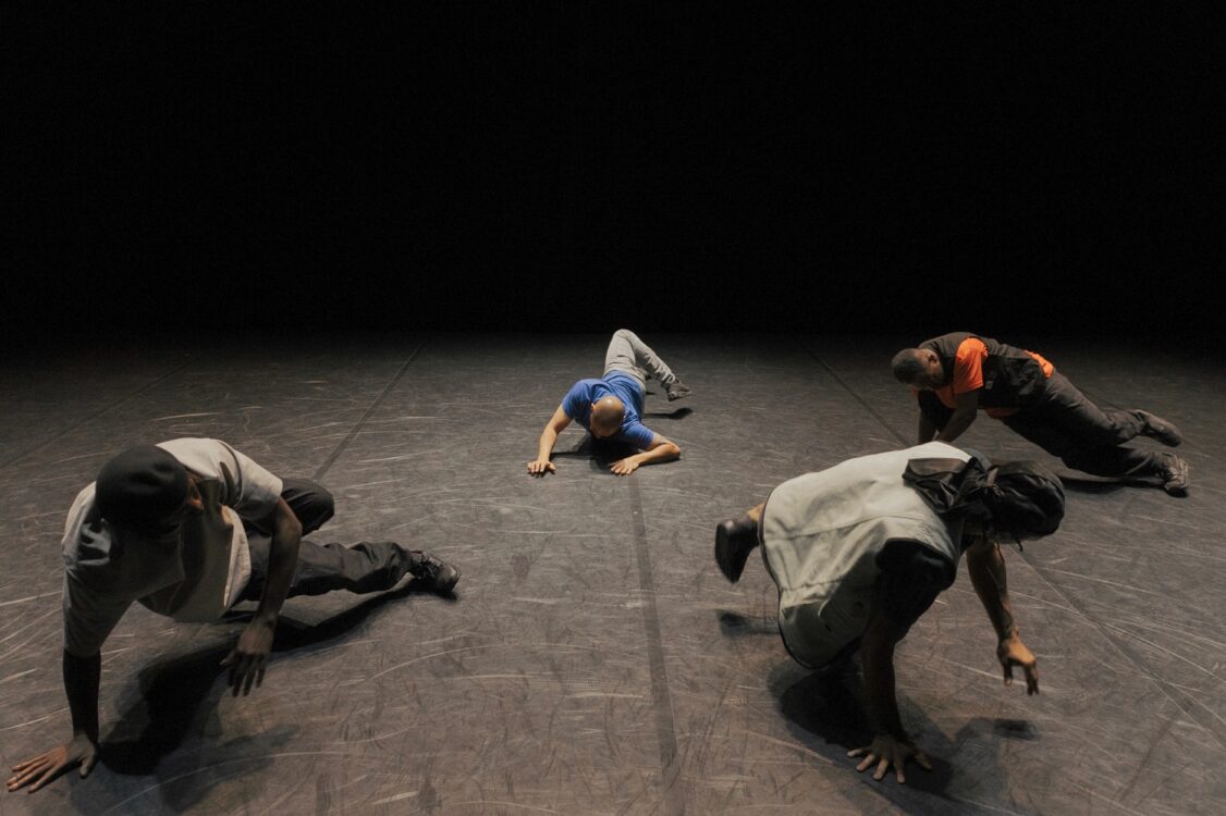 Danseurs en mouvement sur le sol pour le spectacle L'écume des traces.