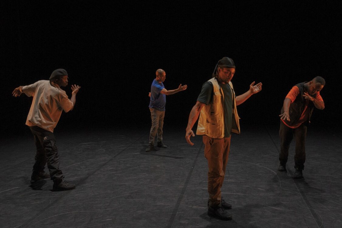 Danseurs en mouvement sur le sol pour le spectacle L'écume des traces.