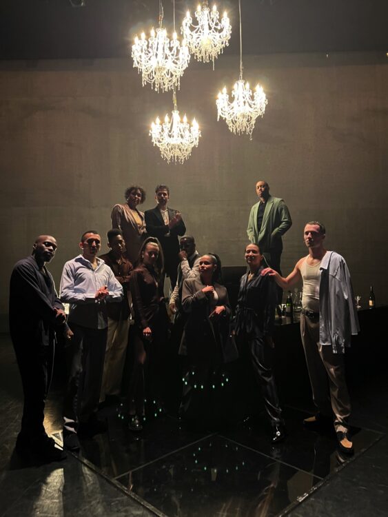 Danseurs posant face caméra pour le spectacle Opening.