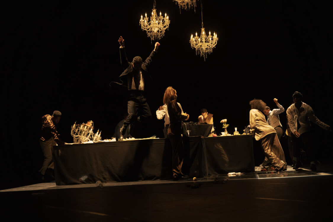 Danseurs en mouvement autour et sur une table pour le spectacle Opening.